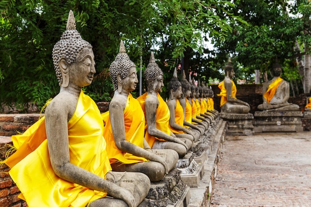 Antica statua del Buddha nel tempio