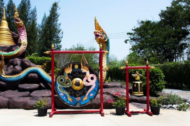 Antica statua di buddha e antico guardiano naga per i viaggiatori thailandesi visita e rispetto preghiera benedizione desiderio mito santo culto mistico al tempio Wat Don Khanak a Nakhon Pathom Thailandia