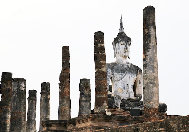 Antica statua di buddha Parco storico di Sukhothai, la città vecchia della Thailandia 800 anni fa