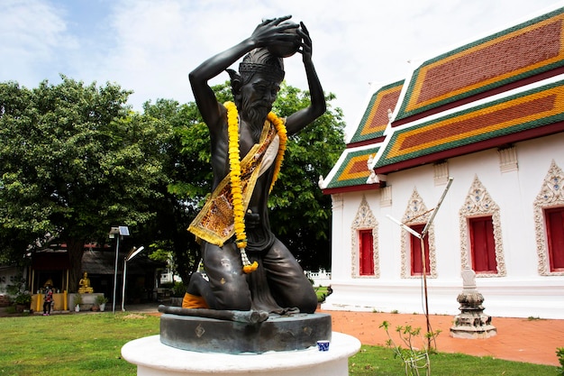 Antica statua eremita di eremita o rovina antica per la visita del viaggiatore del viaggiatore tailandese e il rispetto pregando la benedizione con il culto del sacro mistero al tempio buddista Wat Khien o Khian a Nonthaburi Thailandia