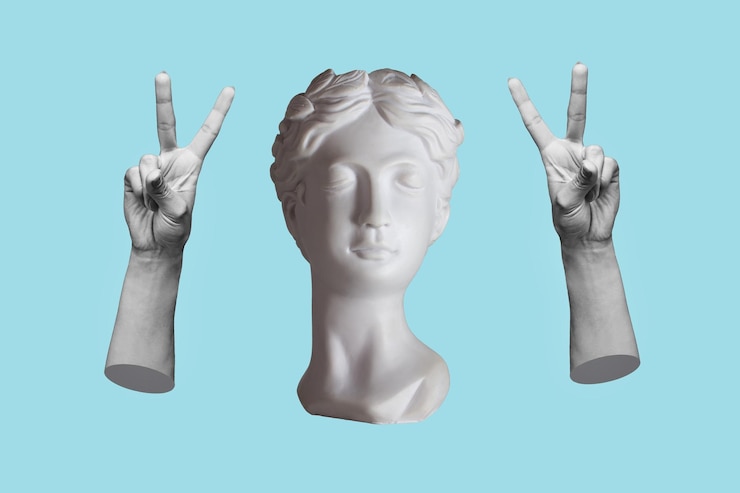 Foto antica statua femminile che mostra un gesto di pace con le mani isolate su uno sfondo di colore blu