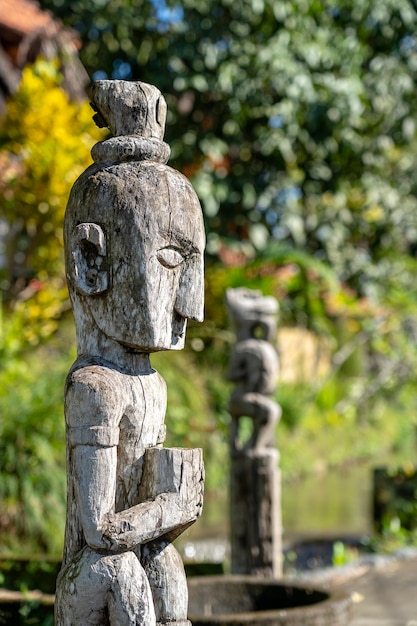 Antica statua in legno balinese sulla strada di Ubud, isola di Bali, Indonesia