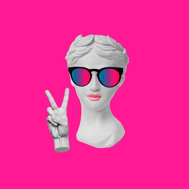 Antica testa della statua femminile in occhiali da sole colorati che mostrano un gesto di pace con la mano