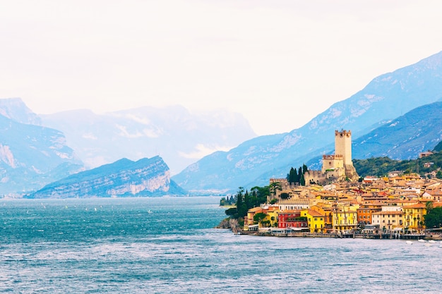 Antica torre e fortezza nel centro storico di Malcesine sul Lago di Garda, Italia