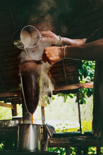 Antica tradizione della preparazione del caffè nel locale della thailandia