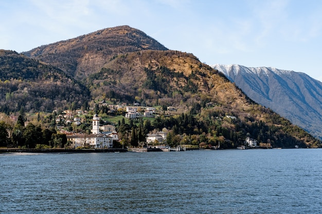 Antica villa sulla riva del lago di como in italia