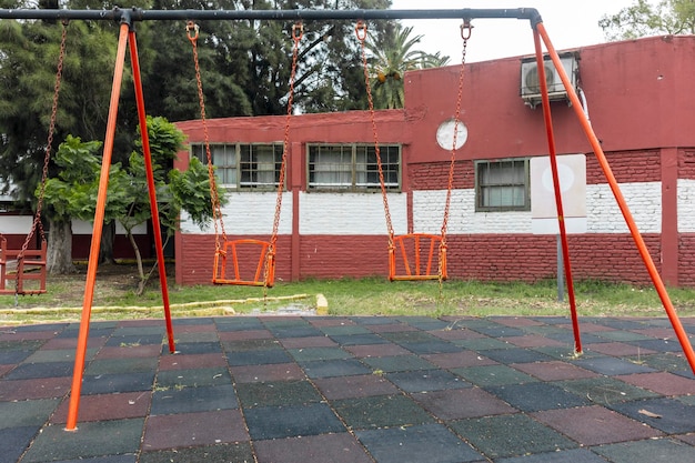 Antiche altalene in legno nel parco giochi a buenos aires argentina