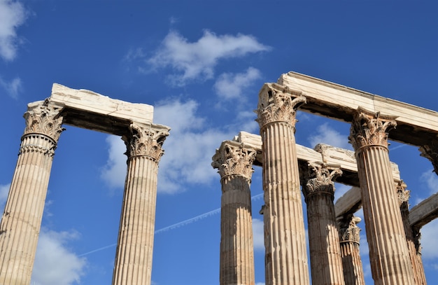 Antiche colonne del tempio di Zeus ad Atene in una giornata di sole