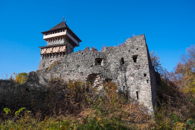 Antiche fortezze medievali a Nevycke in autunno