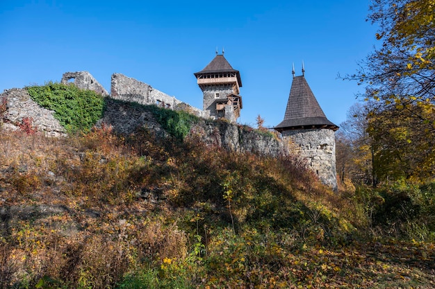 Antiche fortezze medievali a Nevycke in autunno