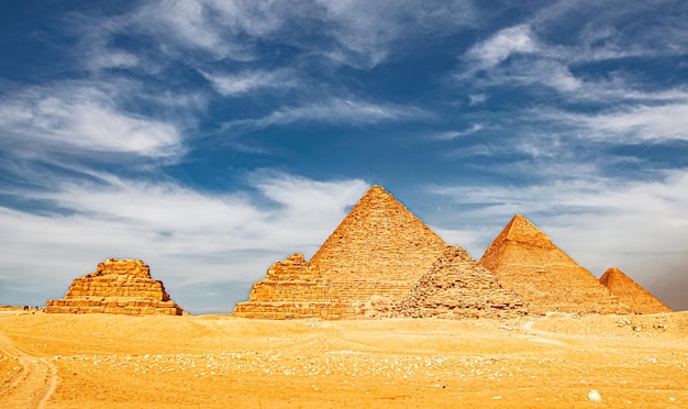 Antiche grandi piramidi a Giza, Il Cairo, Egitto.