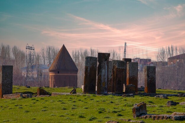 Antiche lapidi nel cimitero storico dei turchi di Selcuk del XII secolo nella città di Ahlat