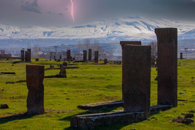 Antiche lapidi nel cimitero storico dei turchi di Selcuk del XII secolo nella città di Ahlat