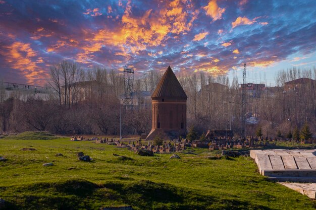 Antiche lapidi nel cimitero storico dei turchi di Selcuk del XII secolo nella città di Ahlat