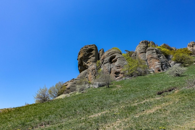 Antiche montagne calcaree di forma arrotondata nella foschia dell'aria La Valle dei Fantasmi Demerji Crimea