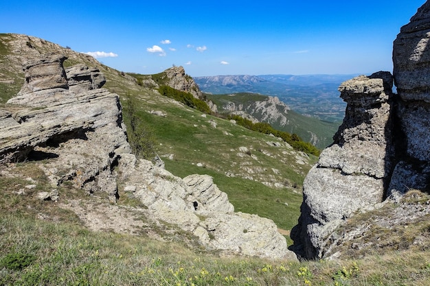 Antiche montagne calcaree di forma arrotondata nella foschia dell'aria La Valle dei Fantasmi Demerji Crimea