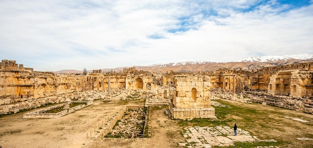 Antiche mura e colonne in rovina della Grande Corte del tempio di Giove Beqaa Valley Baalbeck Libano