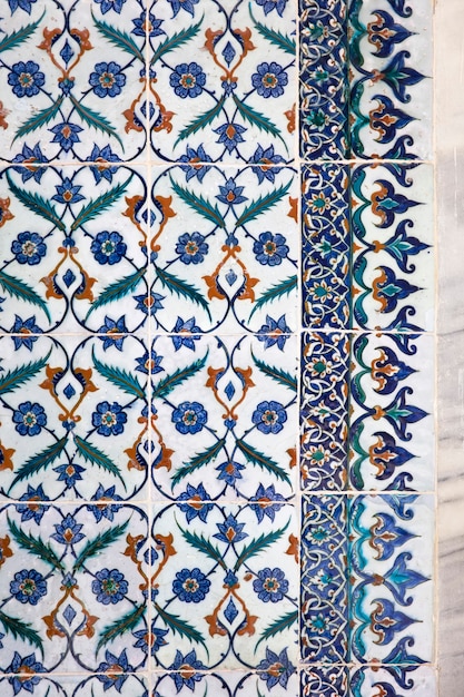 Antiche piastrelle turche fatte a mano ottomana con motivi floreali