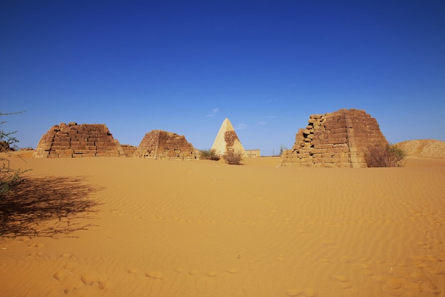 Antiche piramidi di Meroe nel deserto del Sahara, Sudan