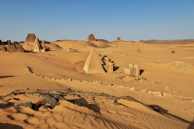 Antiche piramidi di Meroe nel deserto del Sahara, Sudan