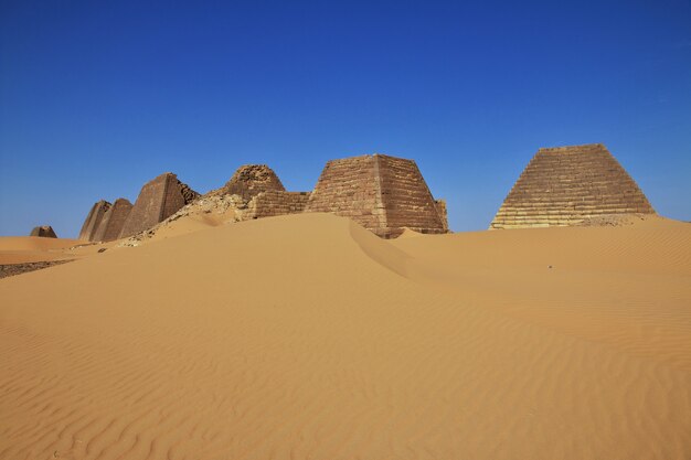 Antiche piramidi di Meroe nel deserto del Sahara, Sudan