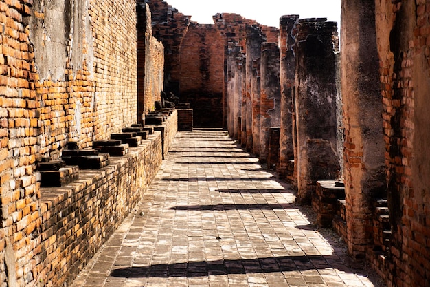 Antiche rovine antico castello e edificio in mattoni di pietra del tempio Wat Prasat Nakhon Luang per i thailandesi e i viaggiatori stranieri visitano il rispetto pregando buddha a Phra Nakhon Si Ayutthaya Thailandia