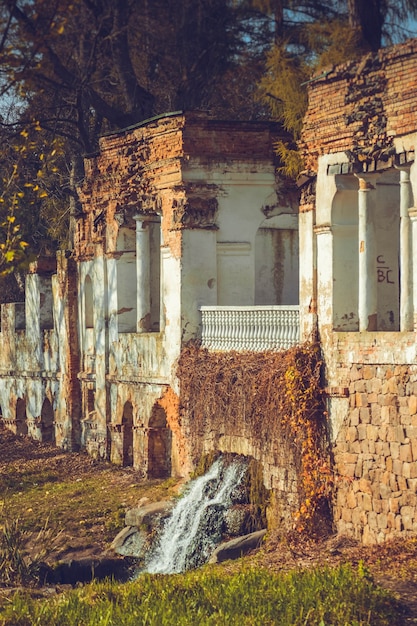 Antiche rovine con colonne e cascata