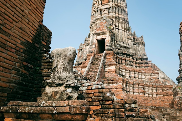 Antiche rovine del tempio Architettura tradizionale Thailandia di prang con lunga scalinata Wat Chai Wattanaram Thailandia