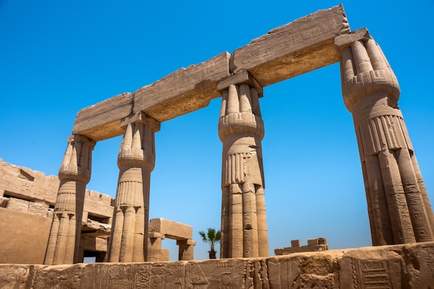 Antiche rovine del tempio di Karnak a Luxor (Tebe), Egitto. Il più grande complesso di templi dell'antichità nel mondo. Patrimonio mondiale dell'UNESCO.