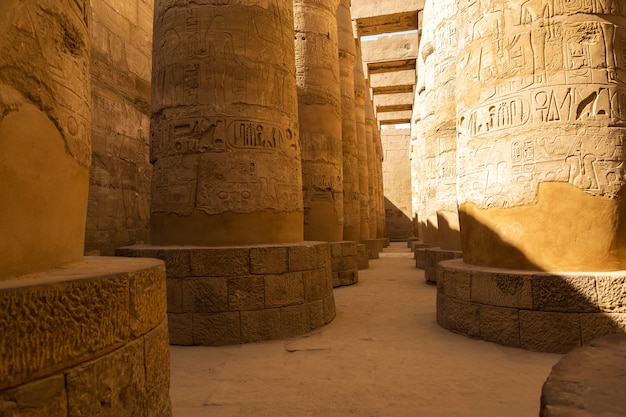 Antiche rovine del tempio di Karnak a Luxor (Tebe), Egitto. Il più grande complesso di templi dell'antichità nel mondo. Patrimonio mondiale dell'UNESCO.