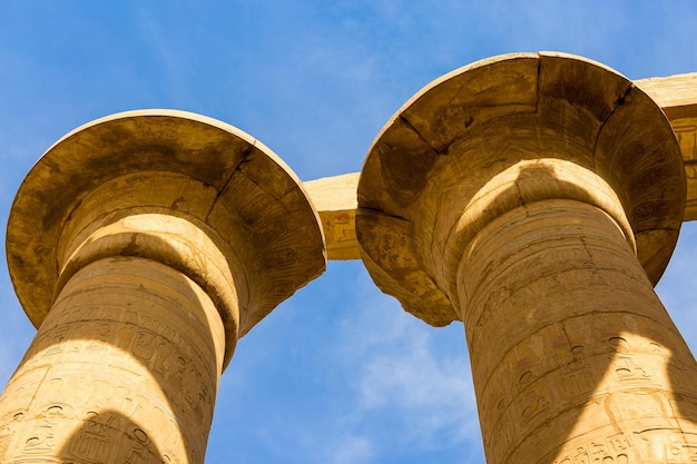 Antiche rovine del tempio di Karnak a Luxor Tebe Egitto Il più grande complesso di templi dell'antichità