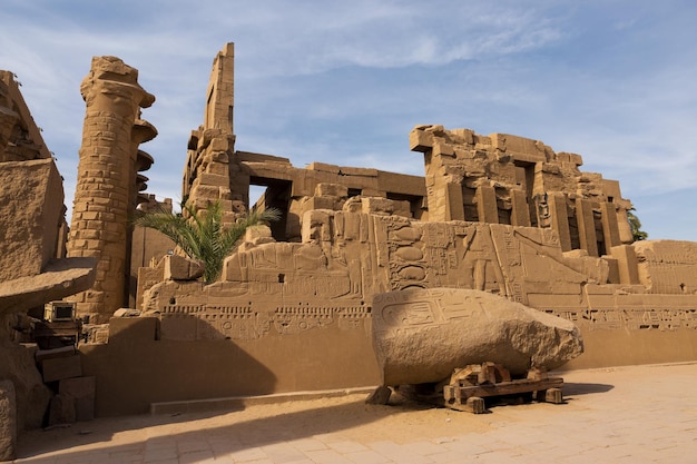 Antiche rovine del tempio di Karnak a Luxor Tebe Egitto Il più grande complesso di templi dell'antichità