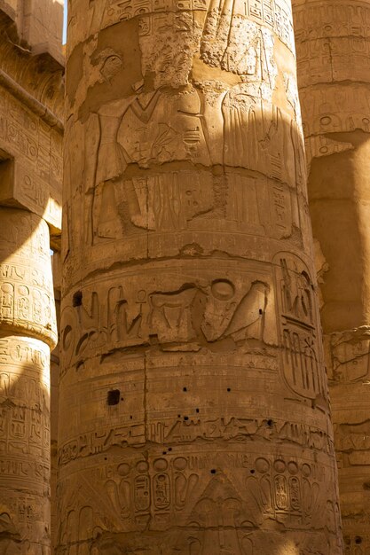 Antiche rovine del tempio di Karnak a Luxor Tebe Egitto Il più grande complesso di templi dell'antichità