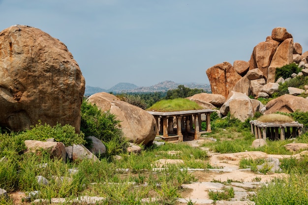 Antiche rovine di Hampi sul tramonto. India