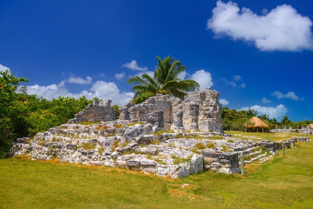 Antiche rovine di Maya nella zona archeologica di El Rey vicino a Cancun Yukatan Messico