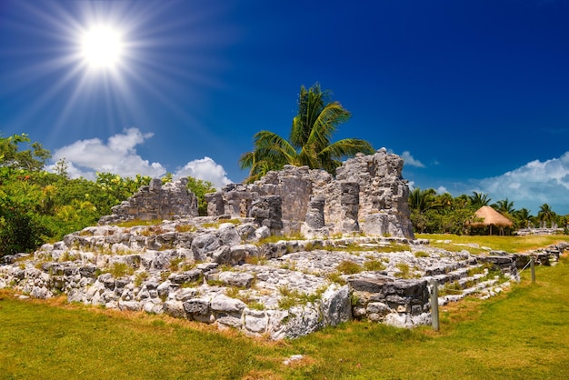 Antiche rovine di Maya nella zona archeologica di El Rey vicino a Cancun Yukatan Messico