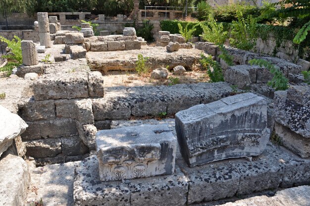 antiche rovine e pietre isolate in ombra, primo piano