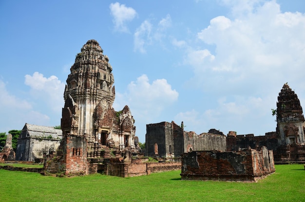 Antiche rovine edificio e antica architettura di Wat Phra Sri Rattana Mahathat tempio per i thailandesi e viaggiatori stranieri viaggio viaggio visita rispetto pregando nella città di Lopburi a Lop Buri Thailandia