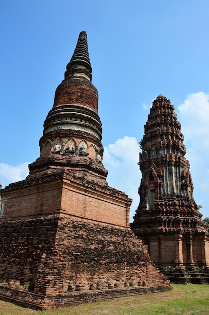 Antiche rovine edificio e antica architettura di Wat Phra Sri Rattana Mahathat tempio per i thailandesi e viaggiatori stranieri viaggio viaggio visita rispetto pregando nella città di Lopburi a Lop Buri Thailandia