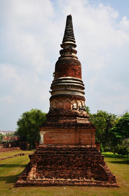 Antiche rovine edificio e antica architettura di Wat Phra Sri Rattana Mahathat tempio per i thailandesi e viaggiatori stranieri viaggio viaggio visita rispetto pregando nella città di Lopburi a Lop Buri Thailandia