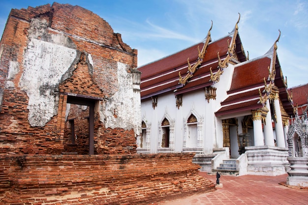 Antiche rovine sala dell'ordinazione ubosot e antiche rovine stupa chedi per il popolo tailandese visitano il rispetto pregando benedizione al tempio Wat Yai Chom Prasat a Tha Chin a Tha Chalom a Samut Sakhon Thailandia