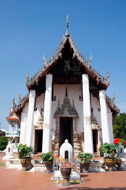 Antiche sale di ordinazione antiche o edificio della chiesa ubosot del tempio di Wat Prasat per i thailandesi e i viaggiatori stranieri visitano e rispettano pregando Buddha Dio divinità angelo a Nonthaburi Thailandia