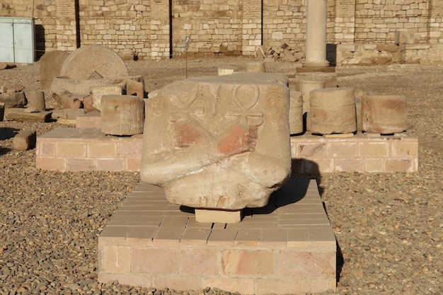 antiche sculture egiziane al tempio di Kom Ombo ad Assuan, in Egitto