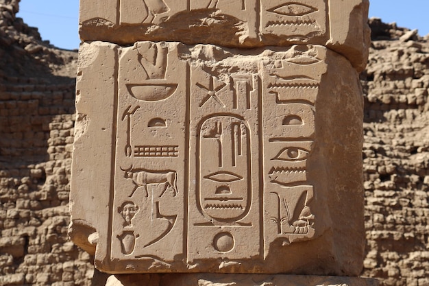 Antiche sculture egiziane alle pareti del tempio di Karnak a Luxor