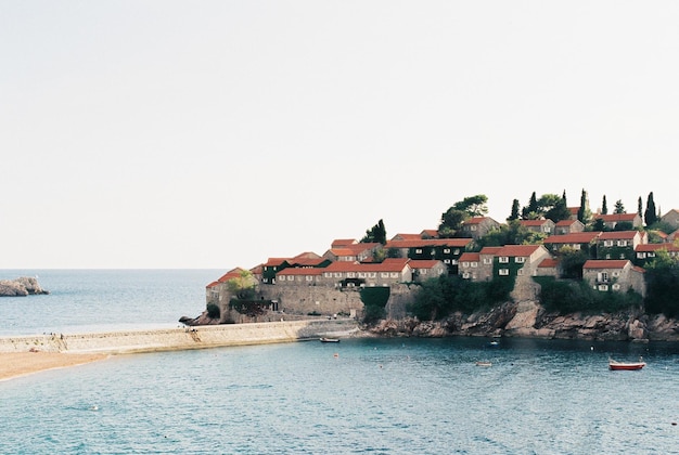 Antiche ville sull'isola di sveti stefan nella baia di kotor