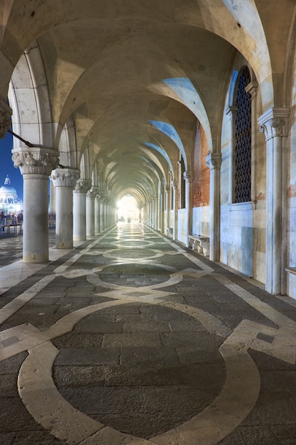 Antichi archi del Palazzo Ducale di San Marc Square a Venezia, Italia