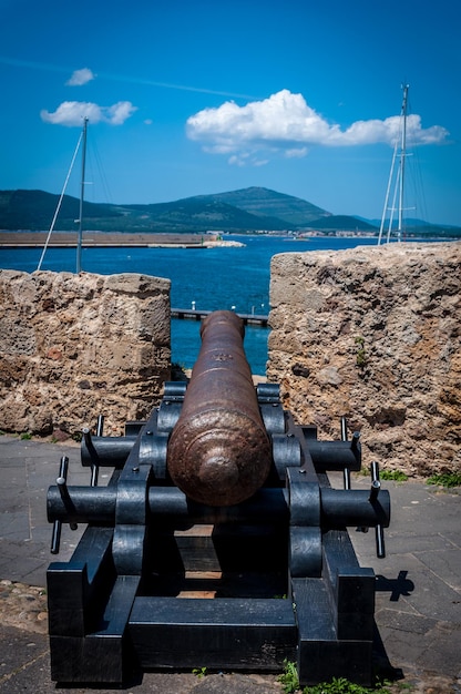 Antichi cannoni sui bastioni di Alghero