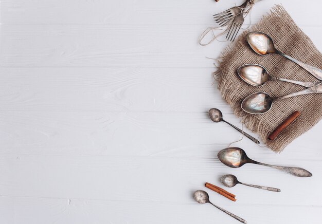 antichi cutlery.old cucchiai d&#39;argento e forchette su sfondo di legno