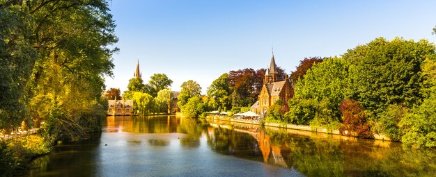 Antichi edifici nel parco con lago, vecchia città europea. per i turisti