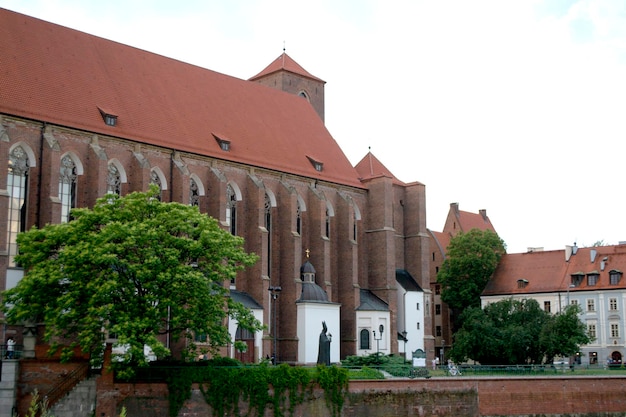 Antichi edifici su Ostrow Tumski di giorno a Vroclavia.